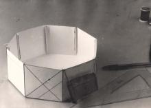 12/01 Quadat oben, Quadrat unten (Modell Drahtfigur), 1975
